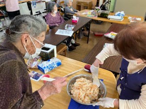 今日のお昼は混ぜ寿司です